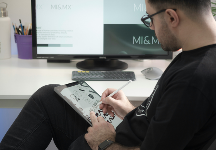 Mann zeichnet am Tablet