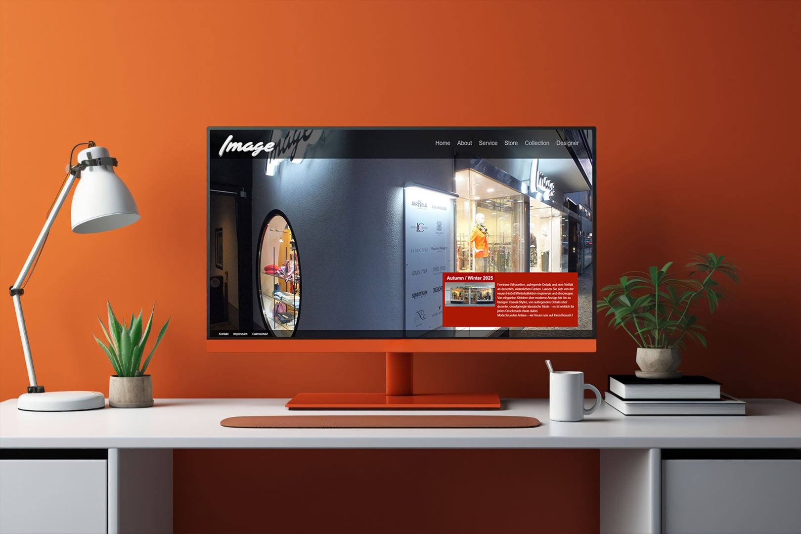 Computer mit Möbel-Webseite auf dem Bildschirm